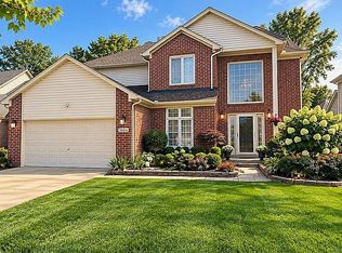 2084 Sprucewood Dr, Sterling Heights, MI 48310