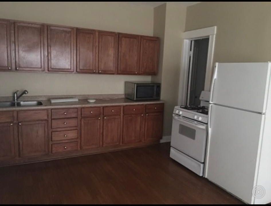 2nd image of 2326 Wbelmont Ave #1R