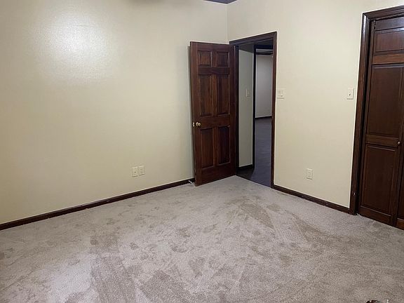 3rd image of 100 Lakelook Dr