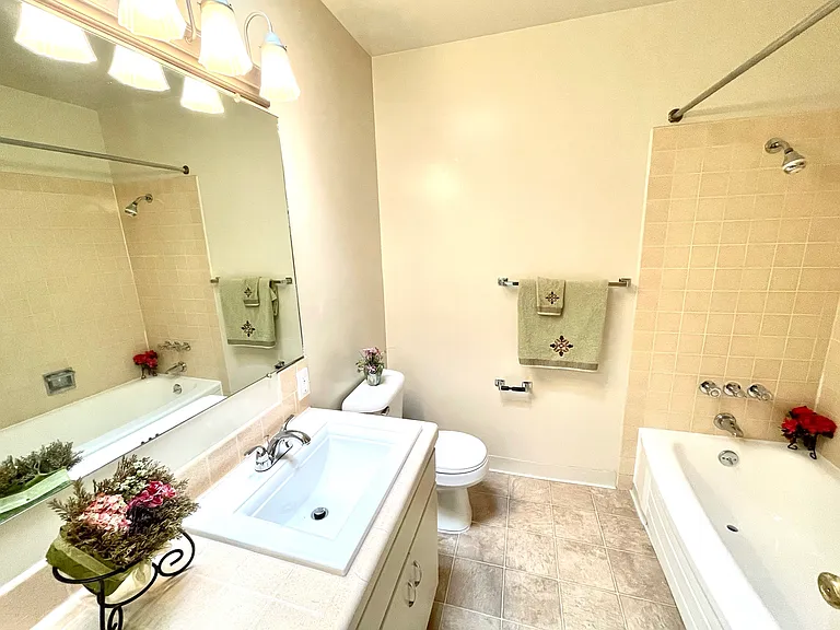 Southshore Gardens Apartments — Photo 9