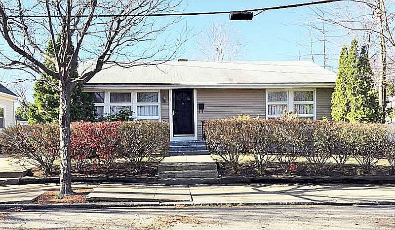 1st image of 90 Grosvenor Ave