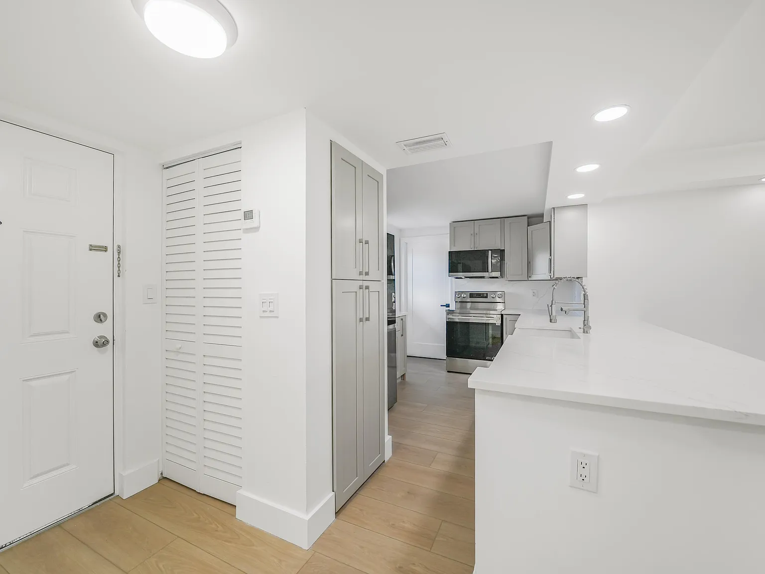 3 bed, 2.0 bath, 1300 sqft, $3,750 — Photo 3
