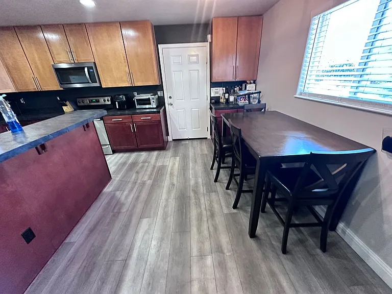1037 Bell St — Photo 4