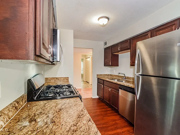 209 Banyan Ct — Photo 3