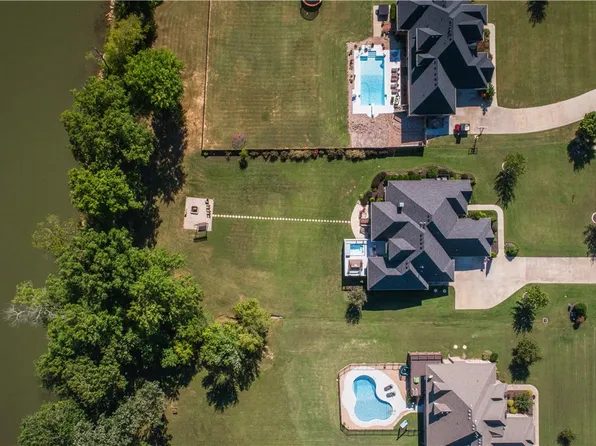 2207 Riverfront Ln, Fayetteville, AR 72703