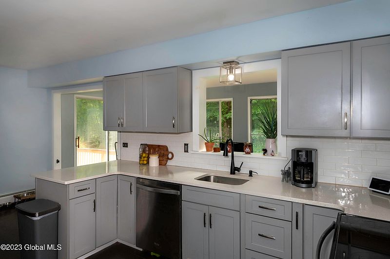 4th image of 60 Longview Drive