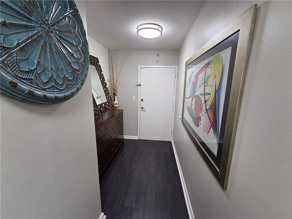 1 bed, 1.0 bath, 655 sqft, $1,395 — Photo 2