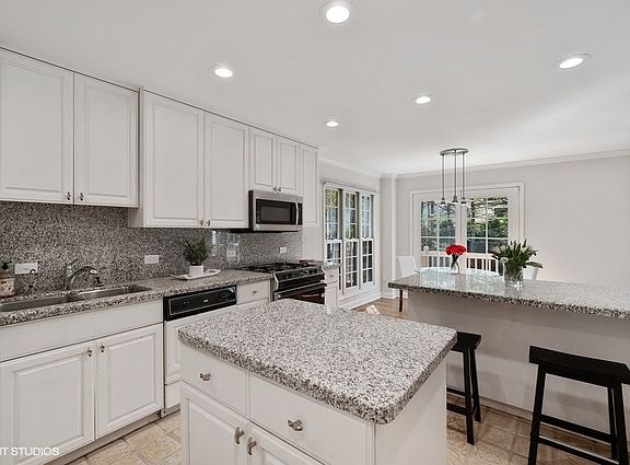 4th image of 412 Woodlawn Ave