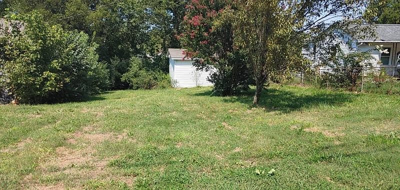 2nd image of 965 SW Valley Dr