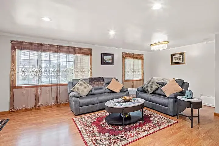 4 bed, 2.0 bath, 1900 sqft, $2,412 — Photo 4