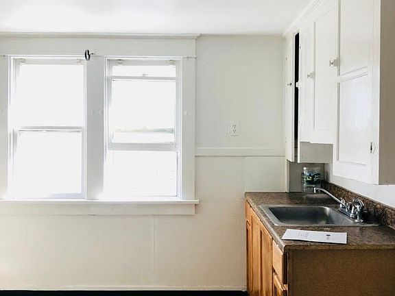4th image of 251 Roslyn St #2