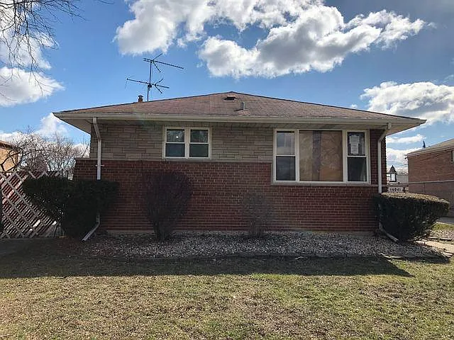16041 Debbie Ln photo 1