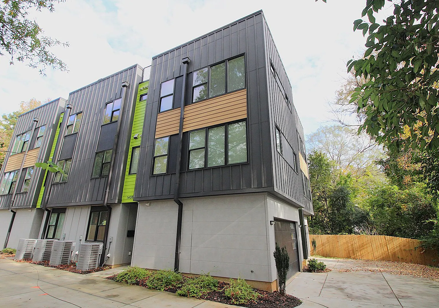 (Coming Soon) Move-in Ready Modern Townhome!! — Photo 3
