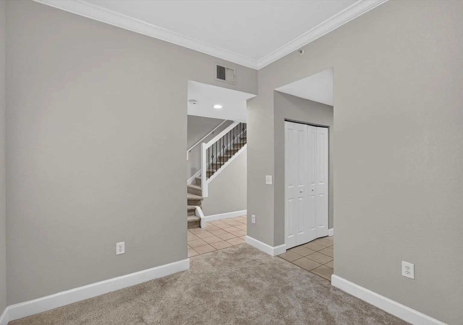 Spacious condo for rent — Photo 4