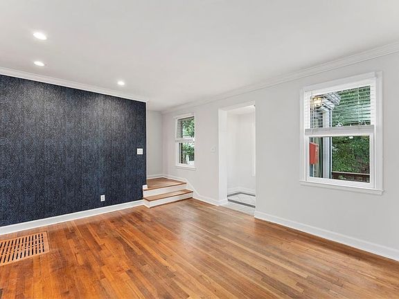 4th image of 842 Argonne Ave NE