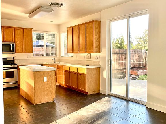 4th image of 2685 Highland Dr