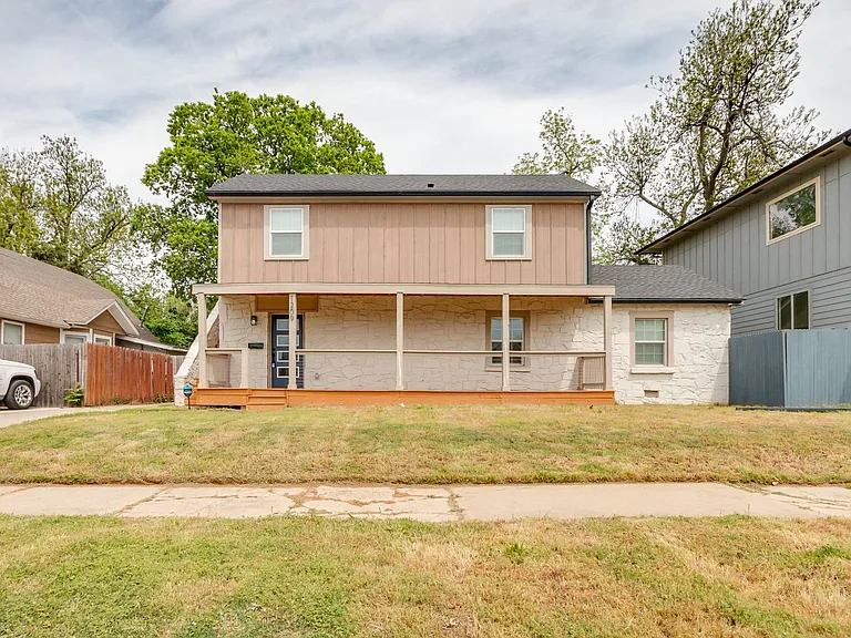1209 NW 11th St — Photo 2