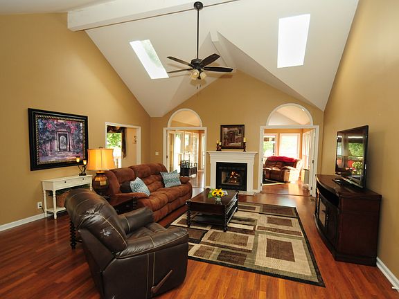 3rd image of 942 Lawnview Ln