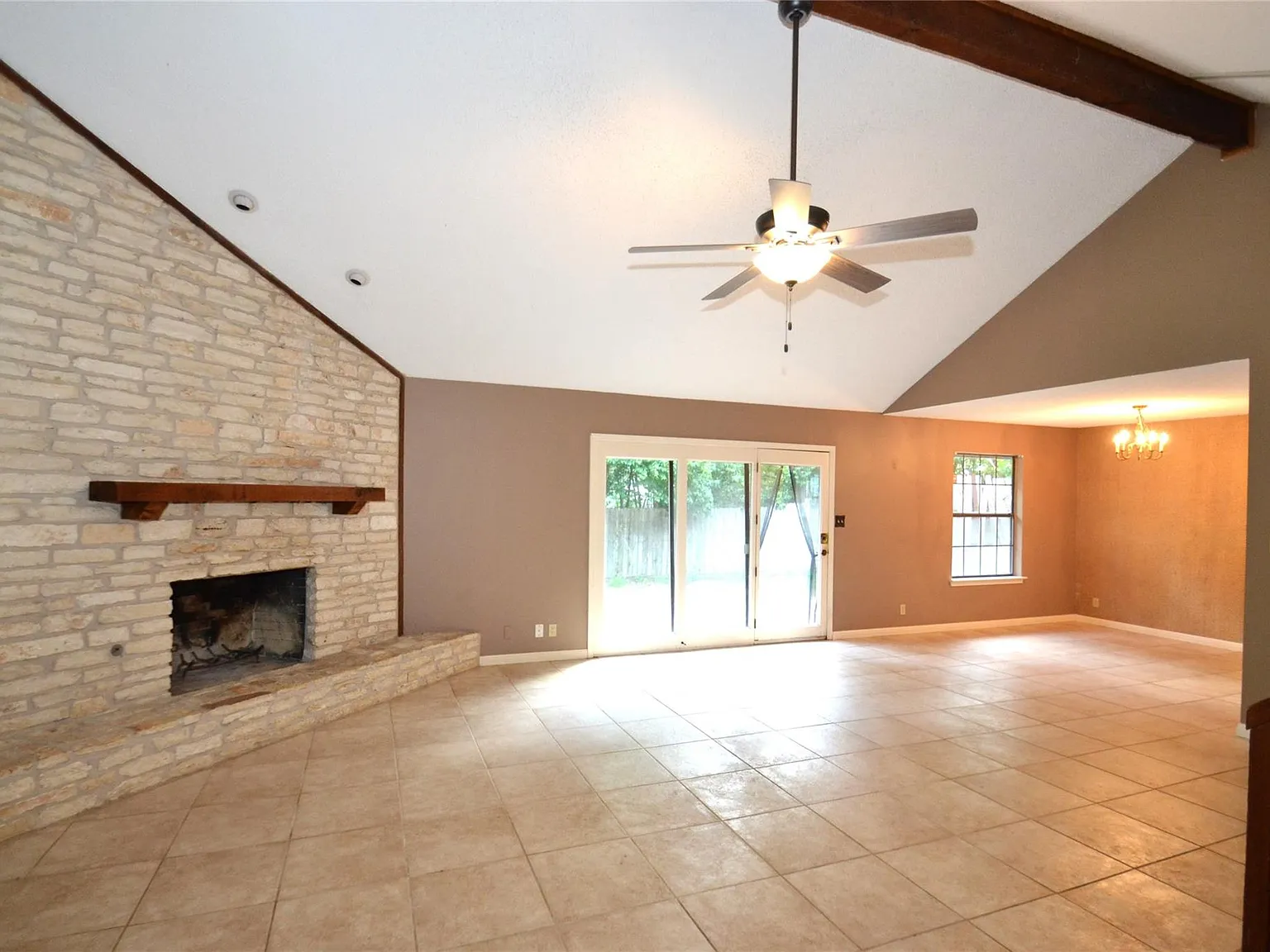 4 bed, 2.0 bath, 2100 sqft, $2,950 — Photo 3