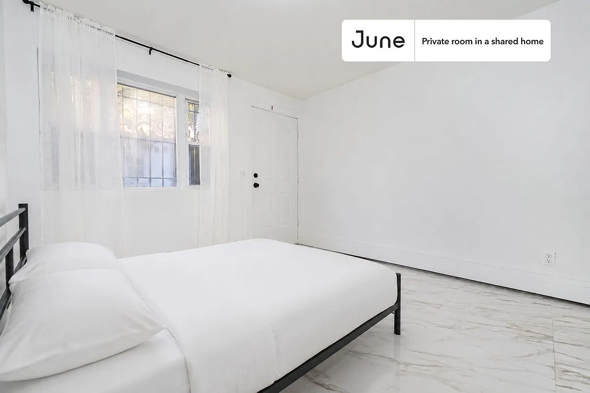 Queen bedroom in 3 bed/1 bath home in Bedford-Stuyvesant #1792 B — Photo 1