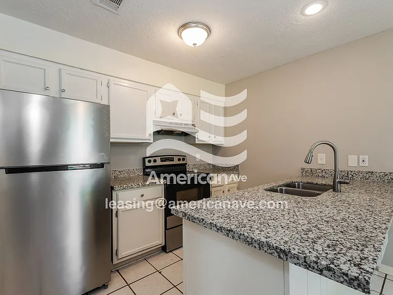 1704045_007_kitchen_7.jpg