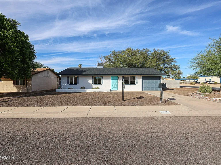 4352 E Grovers Ave — Photo 2
