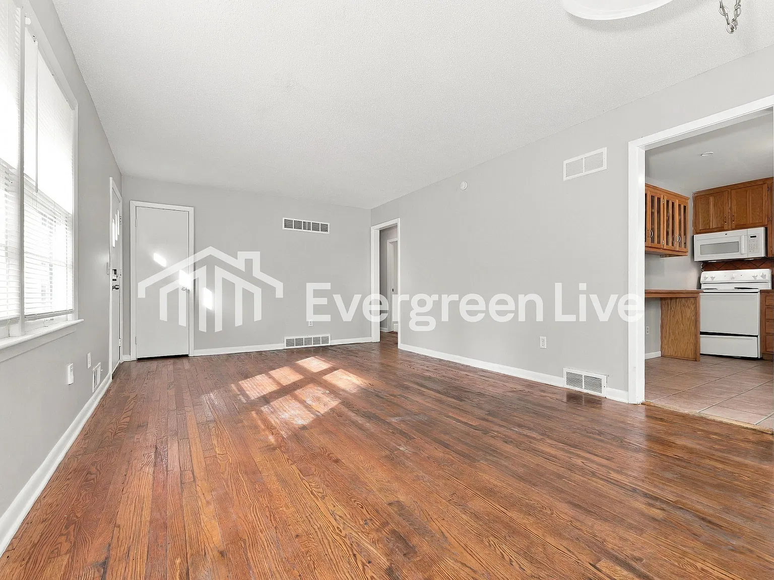 3 bed, 2.0 bath, 1040 sqft, $1,295 — Photo 4