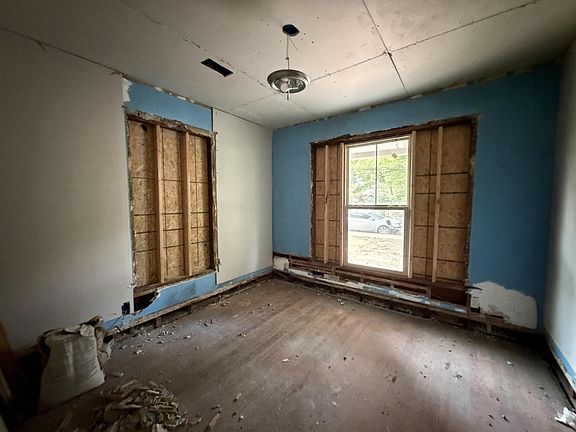 5th image of 858 Carson St