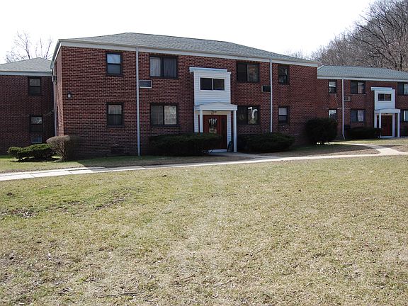 3rd image of 33 Lawrence Dr APT D