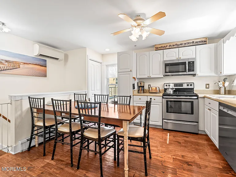 75 Webb Ave #UPPER -WEEKLY — Photo 13