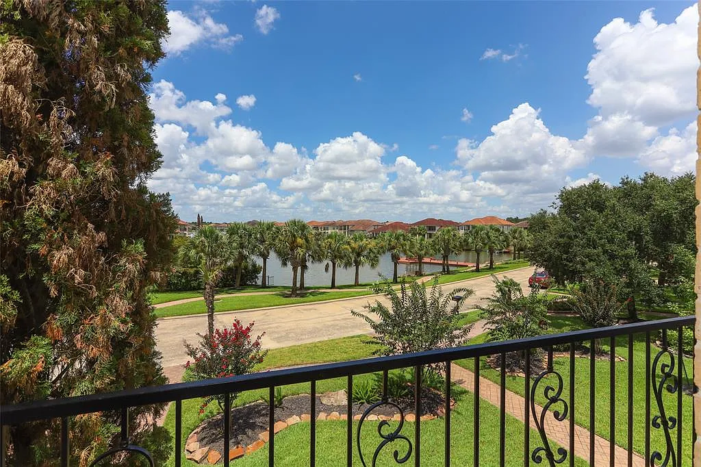 5 bed, 4500 sqft, $10,450 — Photo 3