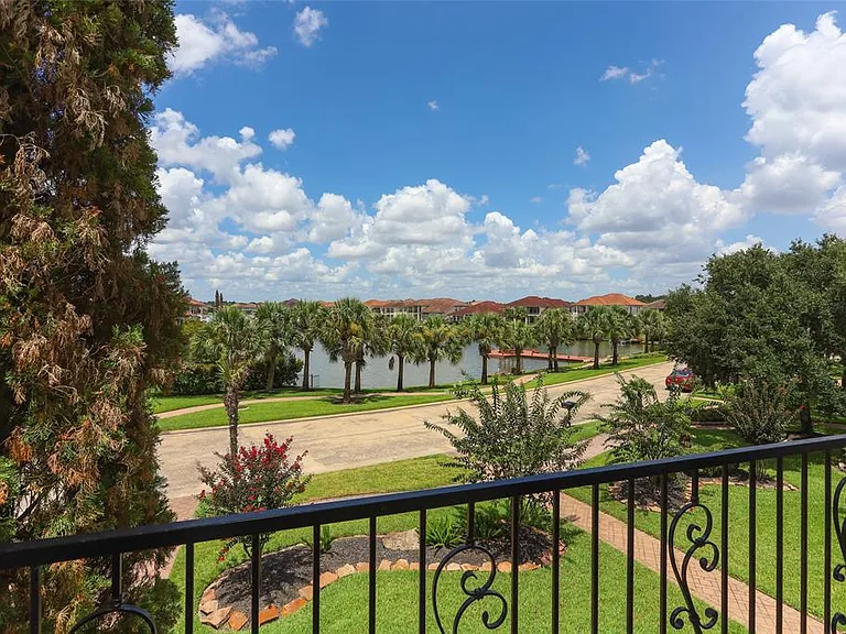 18623 Windsor Lakes Dr — Photo 3