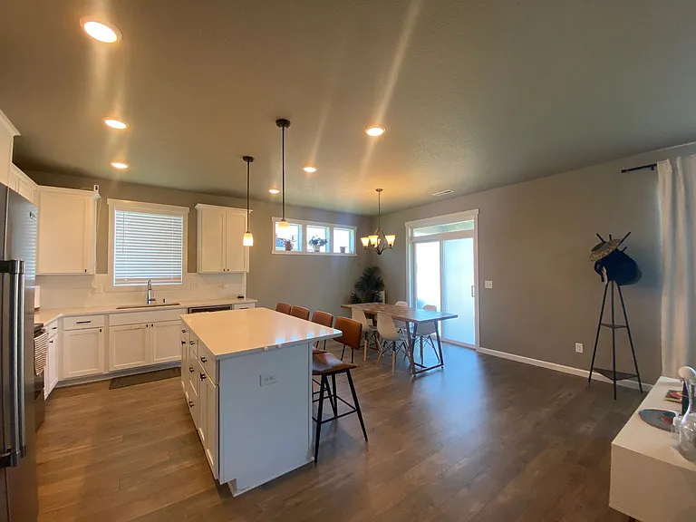 8920 W Caelen Ave — Photo 4