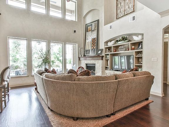 4th image of 11 Clare Point Dr