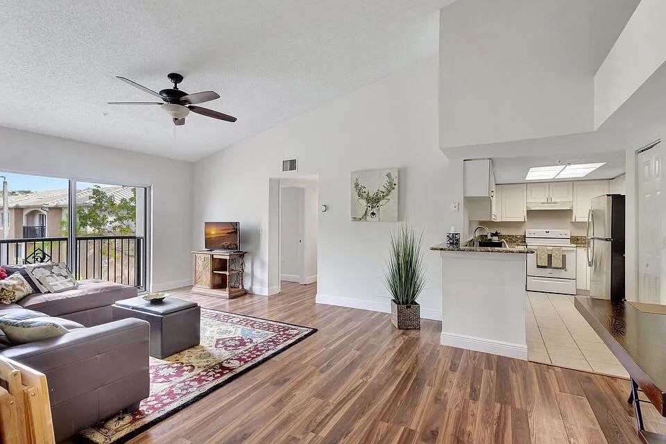 4 bed, 2.0 bath, 1401 sqft, $2,700 — Photo 4