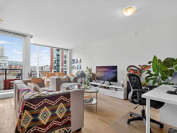 4th image of 251 E 7th Ave #904