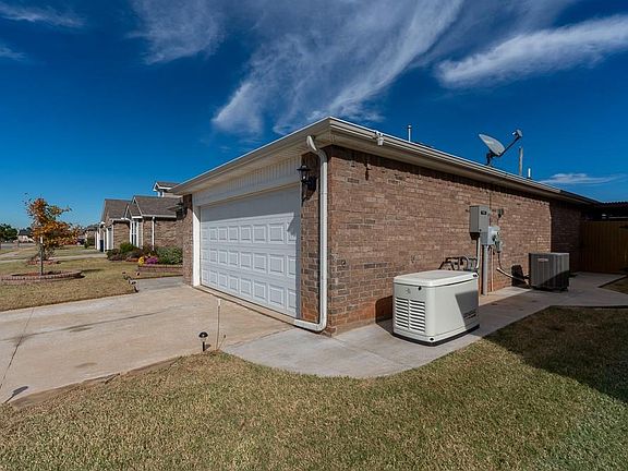 3rd image of 2516 Canyon Creek Dr