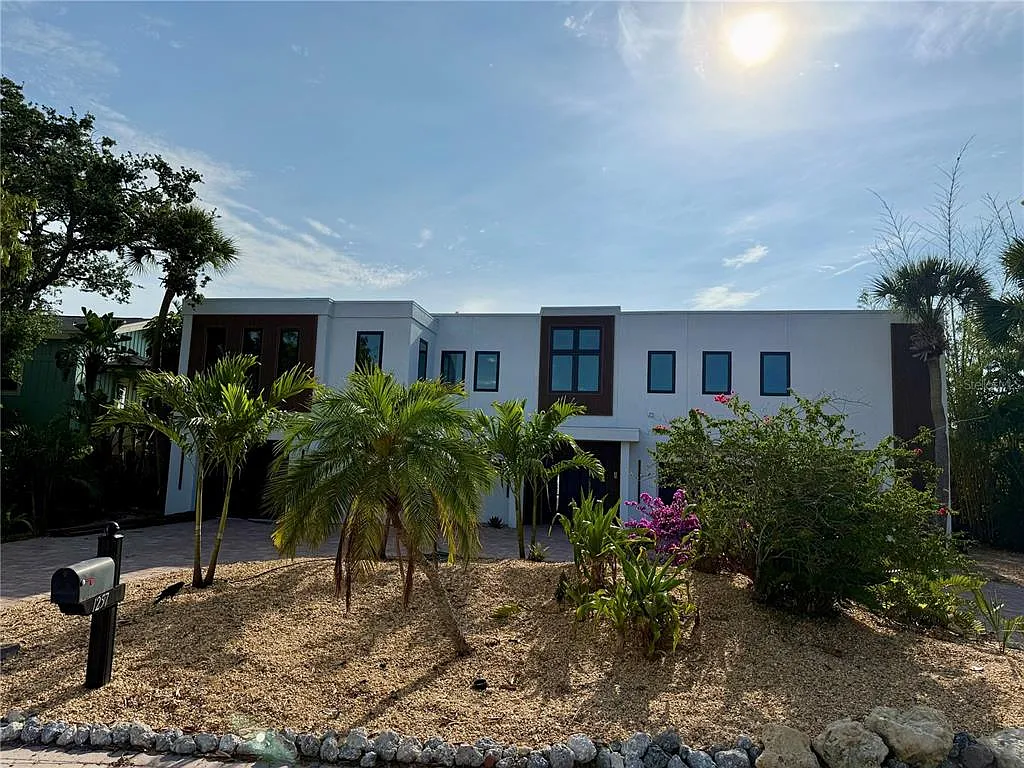 4 bed, 3.5 bath, 3882 sqft, $20,000 — Photo 1