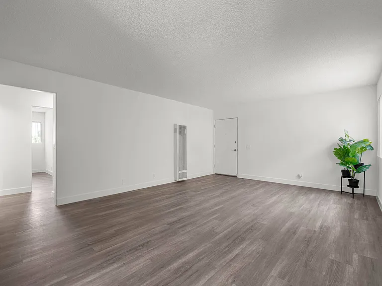 Sunset Square Apartments — Photo 28