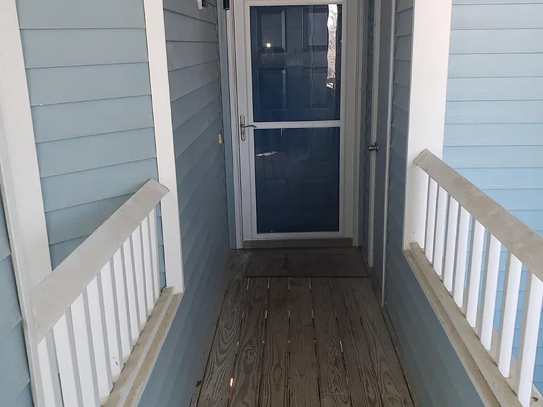 120 Breezewood Dr — Photo 2