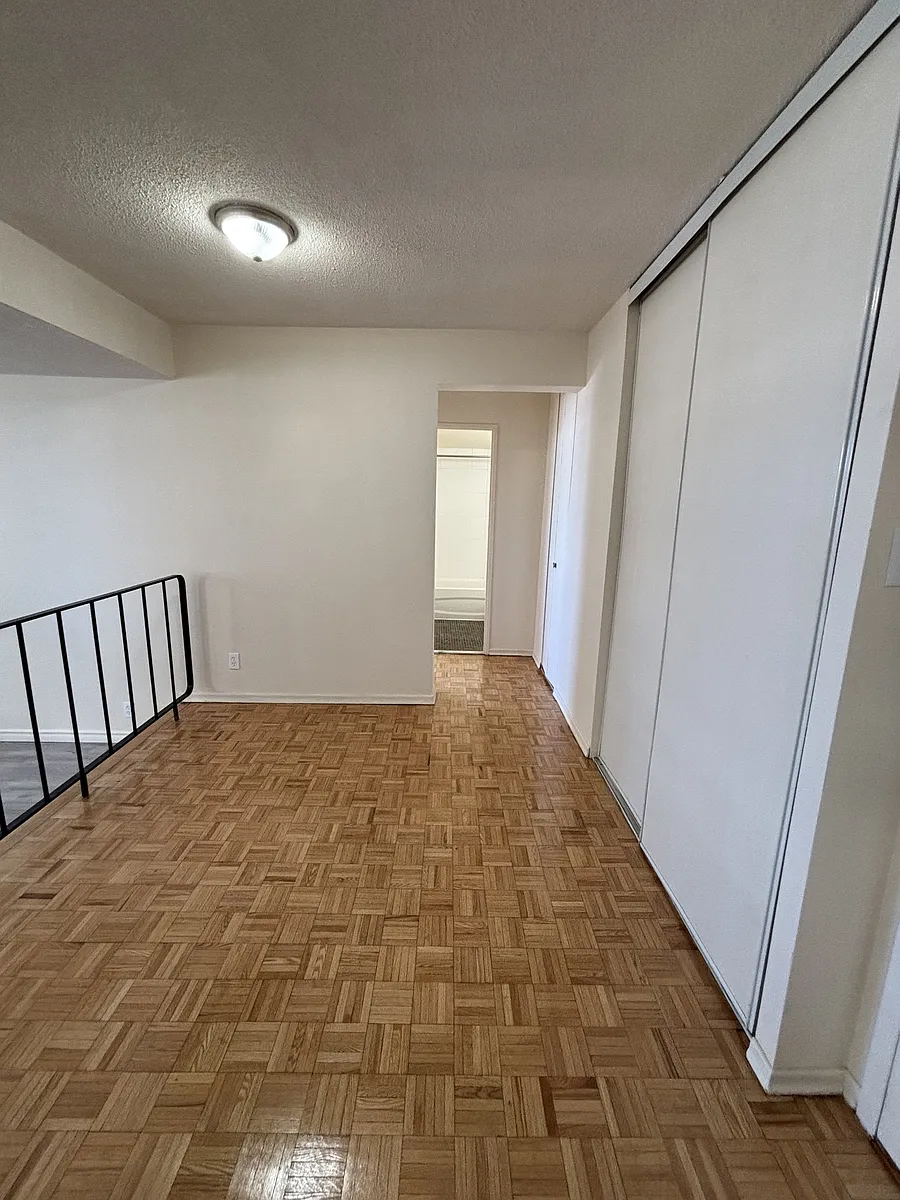 Building Photo - 70 McEwen Ave #404