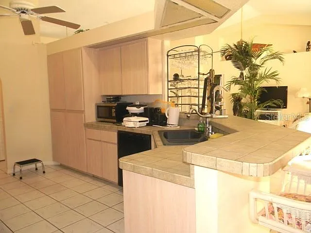 3 bed, 3.0 bath, 2065 sqft, $3,500 — Photo 3