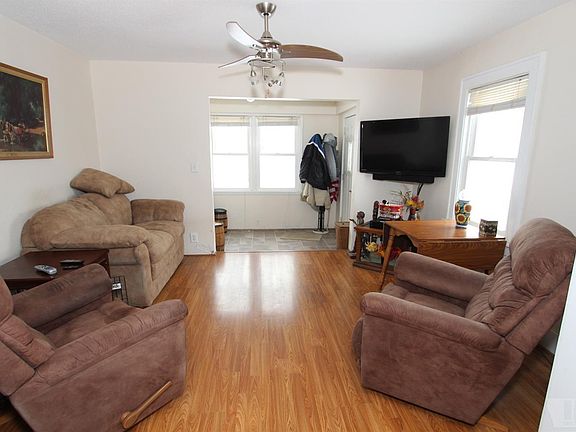 5th image of 805 15th Pl NE