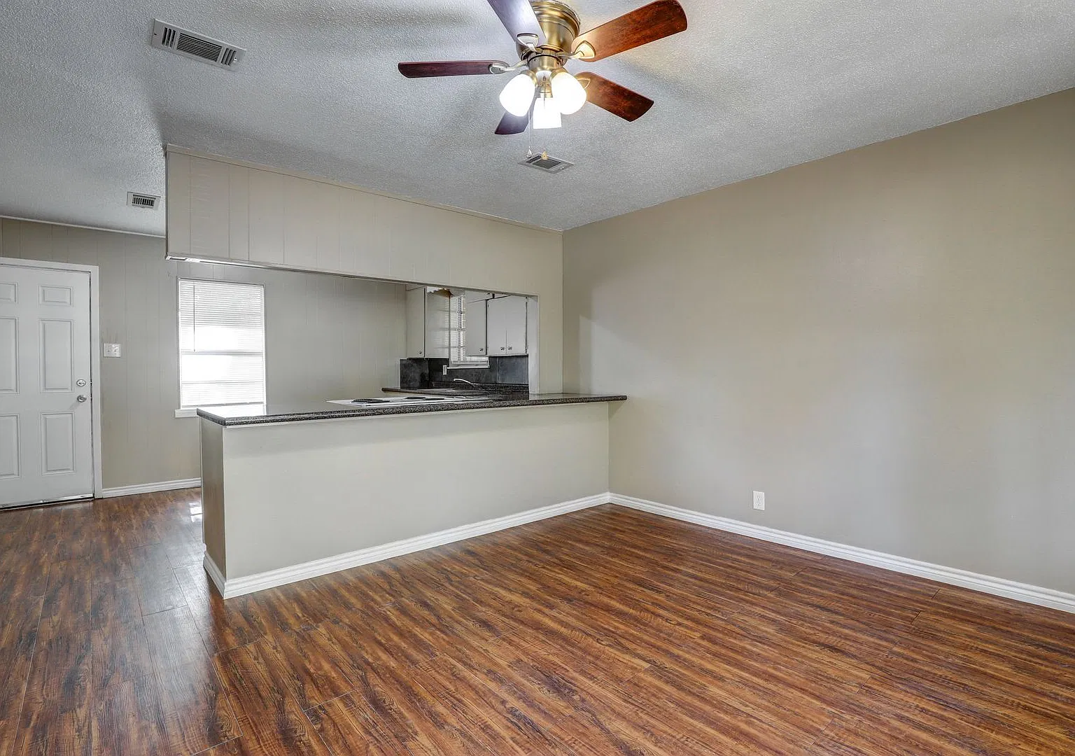 3 Bedroom 1 Bathroom House for Rent in TISD! — Photo 2