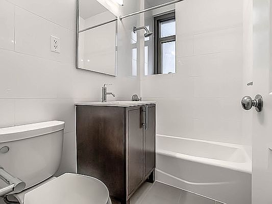 5th image of 4 Park Ave APT 5D