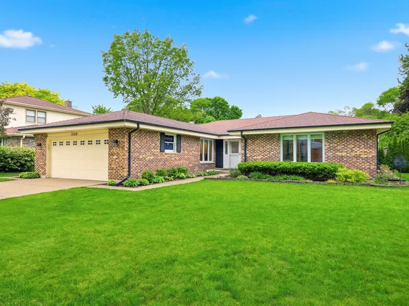 1132 S Fernandez Ave, Arlington Heights, IL 60005