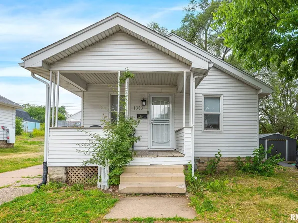 1303 S 7th St, Pekin, IL 61554