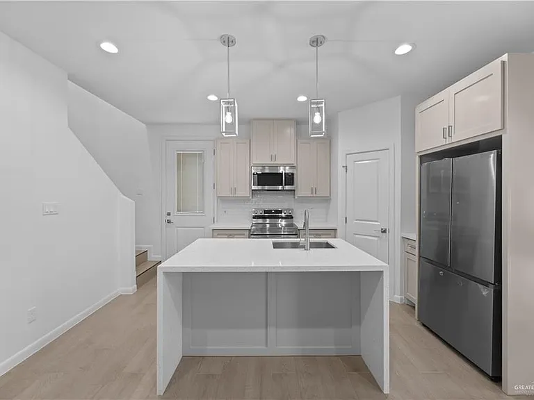 1220 E Camellia Ave — Photo 7