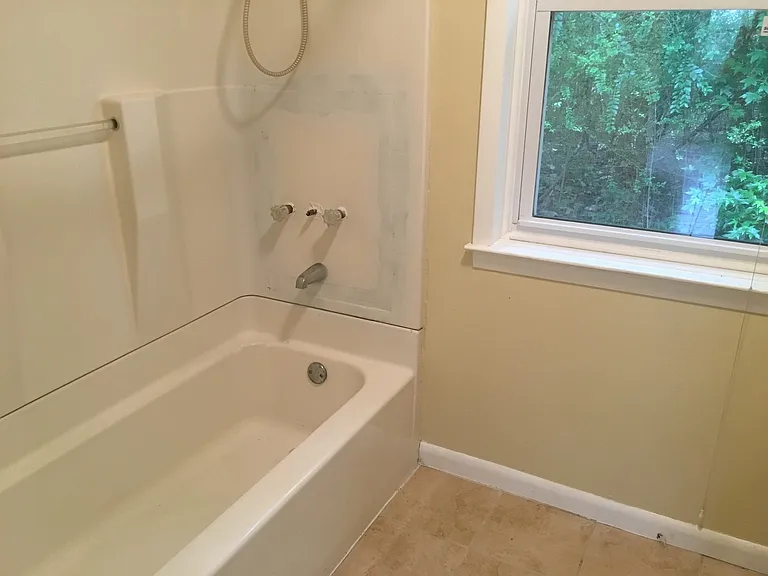 606 N Maple St — Photo 15