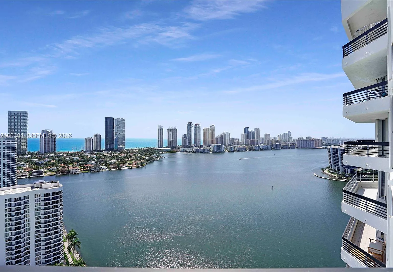 Mystic Pointe Tower 500 C — Photo 1